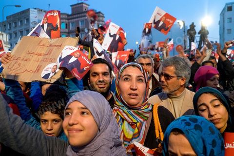 23 décembre 2014 : discours de Moncef Marzouki du balcon de son QG de campagne à l'Ariana, Tunis, devant une foule de partisans. Le président tunisien sortant Moncef Marzouki a annoncé mardi la création d’un mouvement visant à empêcher le retour de «la dictature» après la victoire à la présidentielle de Béji Caïd Essebsi, qu’il accuse d’être un représentant de l’ancien régime. «J’annonce ici, de ce lieu, que nous lançons le mouvement du peuple de citoyens». «Ni l’argent sale ni les médias biaisés ne peuvent changer le cours de l’histoire», a martelé Moncef Marzouki, tandis que ses partisans scandaient : «Le peuple veut une nouvelle révolution». «Partout, organisez-vous de manière pacifique, de manière démocratique pour être la force qui repousse la dictature (...), qui lui fait peur et l’empêche de tenter de s’infiltrer et de revenir par la fenêtre alors que nous l’avons faite sortir par la porte», a-t-il ajouté.