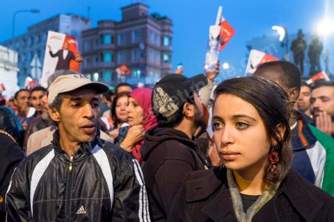 23 décembre 2014 : discours de Moncef Marzouki du balcon de son QG de campagne à l'Ariana, Tunis, devant une foule de partisans. Le président tunisien sortant Moncef Marzouki a annoncé mardi la création d’un mouvement visant à empêcher le retour de «la dictature» après la victoire à la présidentielle de Béji Caïd Essebsi, qu’il accuse d’être un représentant de l’ancien régime. «J’annonce ici, de ce lieu, que nous lançons le mouvement du peuple de citoyens». «Ni l’argent sale ni les médias biaisés ne peuvent changer le cours de l’histoire», a martelé Moncef Marzouki, tandis que ses partisans scandaient : «Le peuple veut une nouvelle révolution». «Partout, organisez-vous de manière pacifique, de manière démocratique pour être la force qui repousse la dictature (...), qui lui fait peur et l’empêche de tenter de s’infiltrer et de revenir par la fenêtre alors que nous l’avons faite sortir par la porte», a-t-il ajouté.