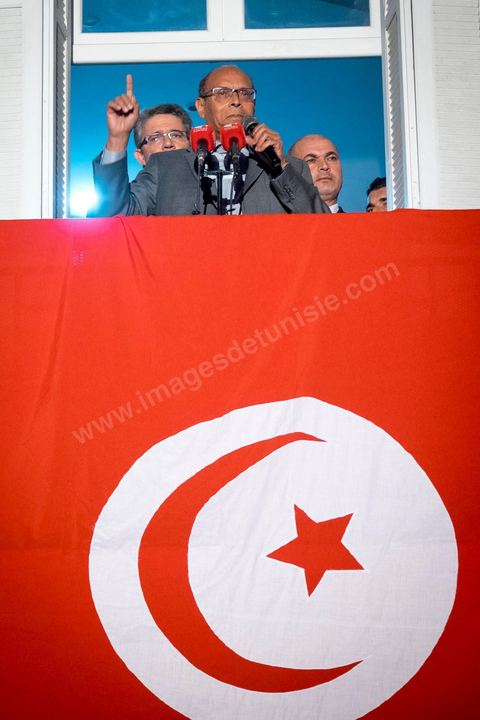 23 décembre 2014 : discours de Moncef Marzouki du balcon de son QG de campagne à l'Ariana, Tunis, devant une foule de partisans. Le président tunisien sortant Moncef Marzouki a annoncé mardi la création d’un mouvement visant à empêcher le retour de «la dictature» après la victoire à la présidentielle de Béji Caïd Essebsi, qu’il accuse d’être un représentant de l’ancien régime. «J’annonce ici, de ce lieu, que nous lançons le mouvement du peuple de citoyens». «Ni l’argent sale ni les médias biaisés ne peuvent changer le cours de l’histoire», a martelé Moncef Marzouki, tandis que ses partisans scandaient : «Le peuple veut une nouvelle révolution». «Partout, organisez-vous de manière pacifique, de manière démocratique pour être la force qui repousse la dictature (...), qui lui fait peur et l’empêche de tenter de s’infiltrer et de revenir par la fenêtre alors que nous l’avons faite sortir par la porte», a-t-il ajouté.
