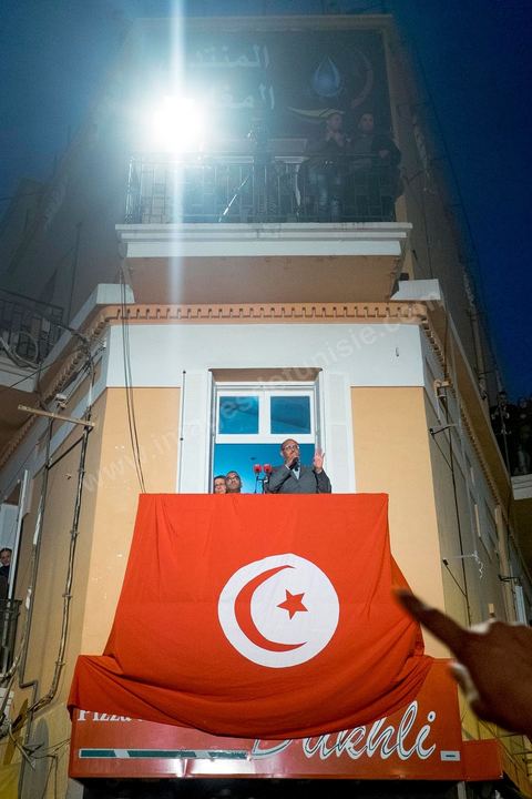 23 décembre 2014 : discours de Moncef Marzouki du balcon de son QG de campagne à l'Ariana, Tunis, devant une foule de partisans. Le président tunisien sortant Moncef Marzouki a annoncé mardi la création d’un mouvement visant à empêcher le retour de «la dictature» après la victoire à la présidentielle de Béji Caïd Essebsi, qu’il accuse d’être un représentant de l’ancien régime. «J’annonce ici, de ce lieu, que nous lançons le mouvement du peuple de citoyens». «Ni l’argent sale ni les médias biaisés ne peuvent changer le cours de l’histoire», a martelé Moncef Marzouki, tandis que ses partisans scandaient : «Le peuple veut une nouvelle révolution». «Partout, organisez-vous de manière pacifique, de manière démocratique pour être la force qui repousse la dictature (...), qui lui fait peur et l’empêche de tenter de s’infiltrer et de revenir par la fenêtre alors que nous l’avons faite sortir par la porte», a-t-il ajouté.