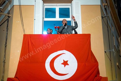 23 décembre 2014 : discours de Moncef Marzouki du balcon de son QG de campagne à l'Ariana, Tunis, devant une foule de partisans. Le président tunisien sortant Moncef Marzouki a annoncé mardi la création d’un mouvement visant à empêcher le retour de «la dictature» après la victoire à la présidentielle de Béji Caïd Essebsi, qu’il accuse d’être un représentant de l’ancien régime. «J’annonce ici, de ce lieu, que nous lançons le mouvement du peuple de citoyens». «Ni l’argent sale ni les médias biaisés ne peuvent changer le cours de l’histoire», a martelé Moncef Marzouki, tandis que ses partisans scandaient : «Le peuple veut une nouvelle révolution». «Partout, organisez-vous de manière pacifique, de manière démocratique pour être la force qui repousse la dictature (...), qui lui fait peur et l’empêche de tenter de s’infiltrer et de revenir par la fenêtre alors que nous l’avons faite sortir par la porte», a-t-il ajouté.