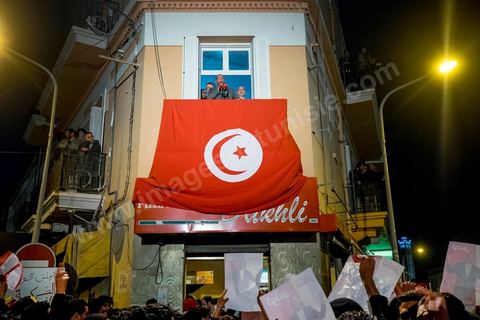 23 décembre 2014 : discours de Moncef Marzouki du balcon de son QG de campagne à l'Ariana, Tunis, devant une foule de partisans. Le président tunisien sortant Moncef Marzouki a annoncé mardi la création d’un mouvement visant à empêcher le retour de «la dictature» après la victoire à la présidentielle de Béji Caïd Essebsi, qu’il accuse d’être un représentant de l’ancien régime. «J’annonce ici, de ce lieu, que nous lançons le mouvement du peuple de citoyens». «Ni l’argent sale ni les médias biaisés ne peuvent changer le cours de l’histoire», a martelé Moncef Marzouki, tandis que ses partisans scandaient : «Le peuple veut une nouvelle révolution». «Partout, organisez-vous de manière pacifique, de manière démocratique pour être la force qui repousse la dictature (...), qui lui fait peur et l’empêche de tenter de s’infiltrer et de revenir par la fenêtre alors que nous l’avons faite sortir par la porte», a-t-il ajouté.