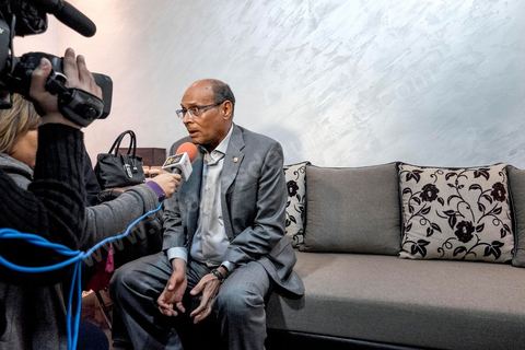 23 décembre 2014 : discours de Moncef Marzouki du balcon de son QG de campagne à l'Ariana, Tunis, devant une foule de partisans. Le président tunisien sortant Moncef Marzouki a annoncé mardi la création d’un mouvement visant à empêcher le retour de «la dictature» après la victoire à la présidentielle de Béji Caïd Essebsi, qu’il accuse d’être un représentant de l’ancien régime. «J’annonce ici, de ce lieu, que nous lançons le mouvement du peuple de citoyens». «Ni l’argent sale ni les médias biaisés ne peuvent changer le cours de l’histoire», a martelé Moncef Marzouki, tandis que ses partisans scandaient : «Le peuple veut une nouvelle révolution». «Partout, organisez-vous de manière pacifique, de manière démocratique pour être la force qui repousse la dictature (...), qui lui fait peur et l’empêche de tenter de s’infiltrer et de revenir par la fenêtre alors que nous l’avons faite sortir par la porte», a-t-il ajouté.