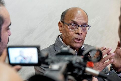 23 décembre 2014 : discours de Moncef Marzouki du balcon de son QG de campagne à l'Ariana, Tunis, devant une foule de partisans. Le président tunisien sortant Moncef Marzouki a annoncé mardi la création d’un mouvement visant à empêcher le retour de «la dictature» après la victoire à la présidentielle de Béji Caïd Essebsi, qu’il accuse d’être un représentant de l’ancien régime. «J’annonce ici, de ce lieu, que nous lançons le mouvement du peuple de citoyens». «Ni l’argent sale ni les médias biaisés ne peuvent changer le cours de l’histoire», a martelé Moncef Marzouki, tandis que ses partisans scandaient : «Le peuple veut une nouvelle révolution». «Partout, organisez-vous de manière pacifique, de manière démocratique pour être la force qui repousse la dictature (...), qui lui fait peur et l’empêche de tenter de s’infiltrer et de revenir par la fenêtre alors que nous l’avons faite sortir par la porte», a-t-il ajouté.