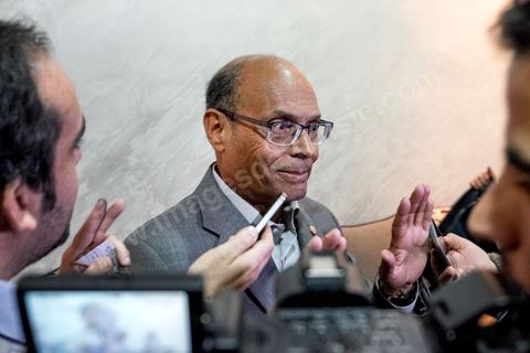 23 décembre 2014 : discours de Moncef Marzouki du balcon de son QG de campagne à l'Ariana, Tunis, devant une foule de partisans. Le président tunisien sortant Moncef Marzouki a annoncé mardi la création d’un mouvement visant à empêcher le retour de «la dictature» après la victoire à la présidentielle de Béji Caïd Essebsi, qu’il accuse d’être un représentant de l’ancien régime. «J’annonce ici, de ce lieu, que nous lançons le mouvement du peuple de citoyens». «Ni l’argent sale ni les médias biaisés ne peuvent changer le cours de l’histoire», a martelé Moncef Marzouki, tandis que ses partisans scandaient : «Le peuple veut une nouvelle révolution». «Partout, organisez-vous de manière pacifique, de manière démocratique pour être la force qui repousse la dictature (...), qui lui fait peur et l’empêche de tenter de s’infiltrer et de revenir par la fenêtre alors que nous l’avons faite sortir par la porte», a-t-il ajouté.