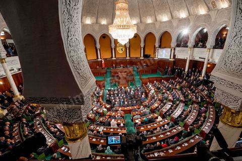 31 décembre 2014 : Béji Caïd Essebsi, vainqueur de l’élection présidentielle du 21 décembre, a prêté serment, mercredi 31 décembre 2014, devant les députés de l’Assemblée des représentants du peuple (ARP), des ministres et des personnalités nationales et des ambassadeurs de l’étranger, devenant ainsi le premier président de la deuxième République tunisienne.M. Caïd Essebsi a rendu hommage durant son discours aux martyrs de la Tunisie à l’instar de Farhat Hached, Hedi Chaker, Mohamed Bouazizi, Lotfi Nagdh, Chokri Belaid et Mohamed Brahmi.  Il a indiqué qu’il sera le président de tous les Tunisiens sans exception en appelant à l’unité nationale et a promis de respecter la constitution et à assurer la transparence.
