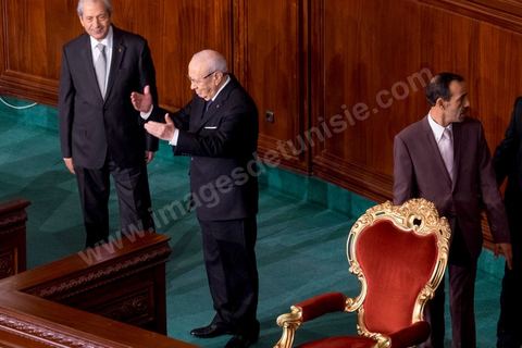 31 décembre 2014 : Béji Caïd Essebsi, vainqueur de l’élection présidentielle du 21 décembre, a prêté serment, mercredi 31 décembre 2014, devant les députés de l’Assemblée des représentants du peuple (ARP), des ministres et des personnalités nationales et des ambassadeurs de l’étranger, devenant ainsi le premier président de la deuxième République tunisienne.M. Caïd Essebsi a rendu hommage durant son discours aux martyrs de la Tunisie à l’instar de Farhat Hached, Hedi Chaker, Mohamed Bouazizi, Lotfi Nagdh, Chokri Belaid et Mohamed Brahmi.  Il a indiqué qu’il sera le président de tous les Tunisiens sans exception en appelant à l’unité nationale et a promis de respecter la constitution et à assurer la transparence.