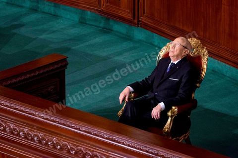 31 décembre 2014 : Béji Caïd Essebsi, vainqueur de l’élection présidentielle du 21 décembre, a prêté serment, mercredi 31 décembre 2014, devant les députés de l’Assemblée des représentants du peuple (ARP), des ministres et des personnalités nationales et des ambassadeurs de l’étranger, devenant ainsi le premier président de la deuxième République tunisienne.M. Caïd Essebsi a rendu hommage durant son discours aux martyrs de la Tunisie à l’instar de Farhat Hached, Hedi Chaker, Mohamed Bouazizi, Lotfi Nagdh, Chokri Belaid et Mohamed Brahmi.  Il a indiqué qu’il sera le président de tous les Tunisiens sans exception en appelant à l’unité nationale et a promis de respecter la constitution et à assurer la transparence.
