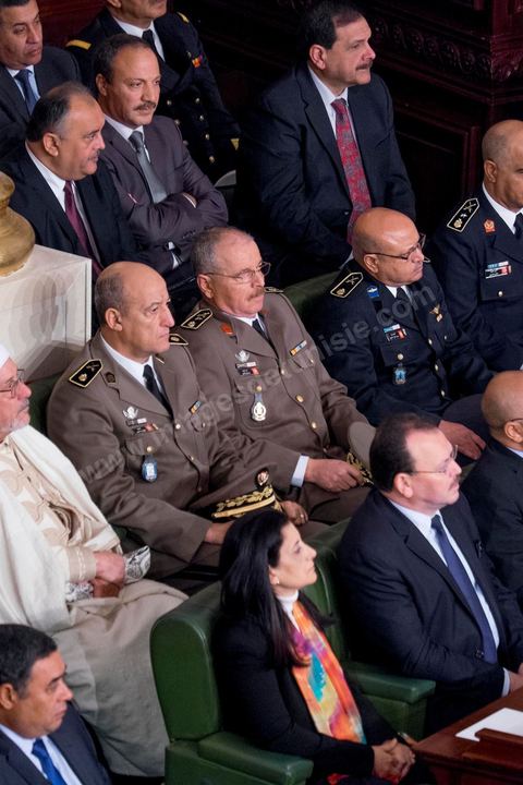 31 décembre 2014 : Béji Caïd Essebsi, vainqueur de l’élection présidentielle du 21 décembre, a prêté serment, mercredi 31 décembre 2014, devant les députés de l’Assemblée des représentants du peuple (ARP), des ministres et des personnalités nationales et des ambassadeurs de l’étranger, devenant ainsi le premier président de la deuxième République tunisienne.M. Caïd Essebsi a rendu hommage durant son discours aux martyrs de la Tunisie à l’instar de Farhat Hached, Hedi Chaker, Mohamed Bouazizi, Lotfi Nagdh, Chokri Belaid et Mohamed Brahmi.  Il a indiqué qu’il sera le président de tous les Tunisiens sans exception en appelant à l’unité nationale et a promis de respecter la constitution et à assurer la transparence.