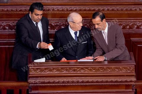 31 décembre 2014 : Béji Caïd Essebsi, vainqueur de l’élection présidentielle du 21 décembre, a prêté serment, mercredi 31 décembre 2014, devant les députés de l’Assemblée des représentants du peuple (ARP), des ministres et des personnalités nationales et des ambassadeurs de l’étranger, devenant ainsi le premier président de la deuxième République tunisienne.M. Caïd Essebsi a rendu hommage durant son discours aux martyrs de la Tunisie à l’instar de Farhat Hached, Hedi Chaker, Mohamed Bouazizi, Lotfi Nagdh, Chokri Belaid et Mohamed Brahmi.  Il a indiqué qu’il sera le président de tous les Tunisiens sans exception en appelant à l’unité nationale et a promis de respecter la constitution et à assurer la transparence.