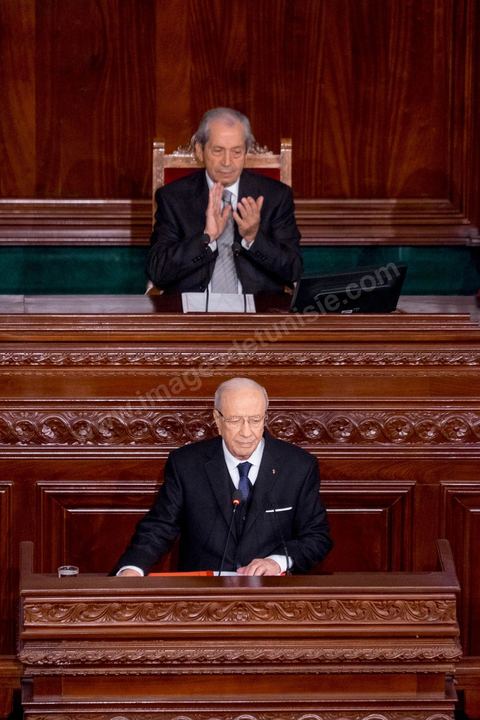 31 décembre 2014 : Béji Caïd Essebsi, vainqueur de l’élection présidentielle du 21 décembre, a prêté serment, mercredi 31 décembre 2014, devant les députés de l’Assemblée des représentants du peuple (ARP), des ministres et des personnalités nationales et des ambassadeurs de l’étranger, devenant ainsi le premier président de la deuxième République tunisienne.M. Caïd Essebsi a rendu hommage durant son discours aux martyrs de la Tunisie à l’instar de Farhat Hached, Hedi Chaker, Mohamed Bouazizi, Lotfi Nagdh, Chokri Belaid et Mohamed Brahmi.  Il a indiqué qu’il sera le président de tous les Tunisiens sans exception en appelant à l’unité nationale et a promis de respecter la constitution et à assurer la transparence.
