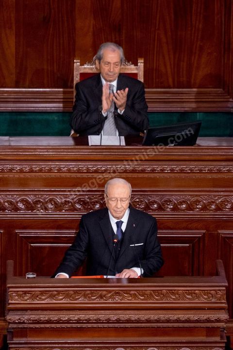 31 décembre 2014 : Béji Caïd Essebsi, vainqueur de l’élection présidentielle du 21 décembre, a prêté serment, mercredi 31 décembre 2014, devant les députés de l’Assemblée des représentants du peuple (ARP), des ministres et des personnalités nationales et des ambassadeurs de l’étranger, devenant ainsi le premier président de la deuxième République tunisienne.M. Caïd Essebsi a rendu hommage durant son discours aux martyrs de la Tunisie à l’instar de Farhat Hached, Hedi Chaker, Mohamed Bouazizi, Lotfi Nagdh, Chokri Belaid et Mohamed Brahmi.  Il a indiqué qu’il sera le président de tous les Tunisiens sans exception en appelant à l’unité nationale et a promis de respecter la constitution et à assurer la transparence.