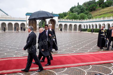 31 décembre 2014 : C'est aujourd'hui que Béji Caïd Essebsi devient officiellement le 1er président de la IIe République tunisienne, lors de la passation de pouvoirs avec le président sortant Moncef Marzouki. Une cérémonie qui marque la fin de trois années de la troïka au pouvoir et scelle l'alternance pacifique au sommet de l'Etat. Le président sortant a ainsi accueilli Béji Caïd Essebsi au Palais de Carthage et l’a quitté, marquant la transition entre les deux chefs d’Etat.