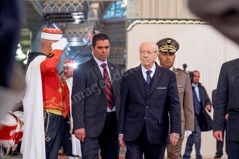 31 décembre 2014 : C'est aujourd'hui que Béji Caïd Essebsi devient officiellement le 1er président de la IIe République tunisienne, lors de la passation de pouvoirs avec le président sortant Moncef Marzouki. Une cérémonie qui marque la fin de trois années de la troïka au pouvoir et scelle l'alternance pacifique au sommet de l'Etat. Le président sortant a ainsi accueilli Béji Caïd Essebsi au Palais de Carthage et l’a quitté, marquant la transition entre les deux chefs d’Etat.