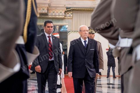31 décembre 2014 : C'est aujourd'hui que Béji Caïd Essebsi devient officiellement le 1er président de la IIe République tunisienne, lors de la passation de pouvoirs avec le président sortant Moncef Marzouki. Une cérémonie qui marque la fin de trois années de la troïka au pouvoir et scelle l'alternance pacifique au sommet de l'Etat. Le président sortant a ainsi accueilli Béji Caïd Essebsi au Palais de Carthage et l’a quitté, marquant la transition entre les deux chefs d’Etat.
