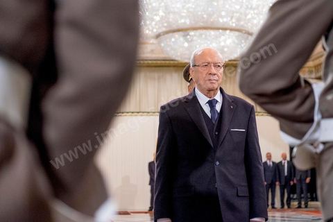 31 décembre 2014 : C'est aujourd'hui que Béji Caïd Essebsi devient officiellement le 1er président de la IIe République tunisienne, lors de la passation de pouvoirs avec le président sortant Moncef Marzouki. Une cérémonie qui marque la fin de trois années de la troïka au pouvoir et scelle l'alternance pacifique au sommet de l'Etat. Le président sortant a ainsi accueilli Béji Caïd Essebsi au Palais de Carthage et l’a quitté, marquant la transition entre les deux chefs d’Etat.
