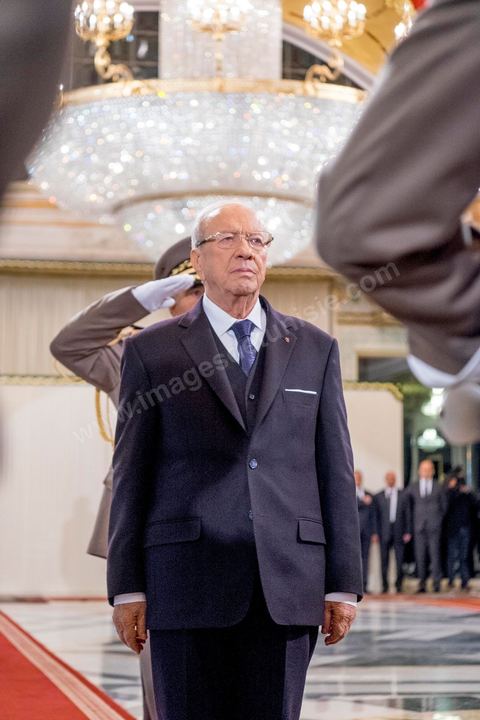 31 décembre 2014 : C'est aujourd'hui que Béji Caïd Essebsi devient officiellement le 1er président de la IIe République tunisienne, lors de la passation de pouvoirs avec le président sortant Moncef Marzouki. Une cérémonie qui marque la fin de trois années de la troïka au pouvoir et scelle l'alternance pacifique au sommet de l'Etat. Le président sortant a ainsi accueilli Béji Caïd Essebsi au Palais de Carthage et l’a quitté, marquant la transition entre les deux chefs d’Etat.