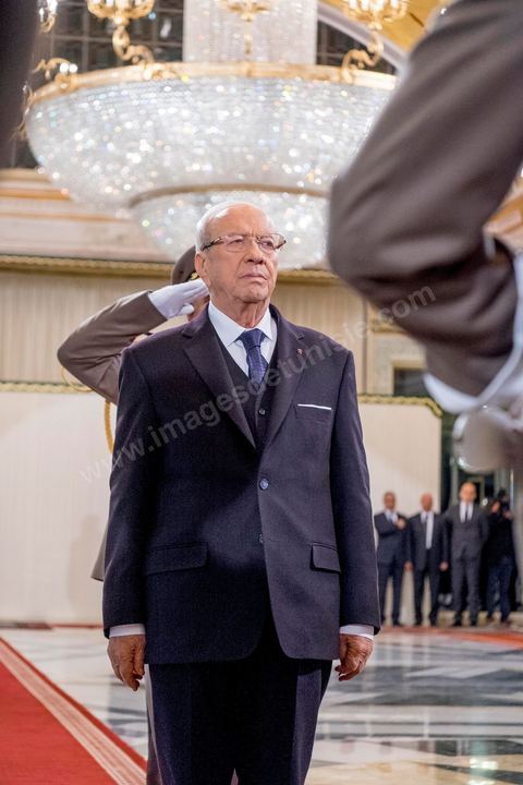 31 décembre 2014 : C'est aujourd'hui que Béji Caïd Essebsi devient officiellement le 1er président de la IIe République tunisienne, lors de la passation de pouvoirs avec le président sortant Moncef Marzouki. Une cérémonie qui marque la fin de trois années de la troïka au pouvoir et scelle l'alternance pacifique au sommet de l'Etat. Le président sortant a ainsi accueilli Béji Caïd Essebsi au Palais de Carthage et l’a quitté, marquant la transition entre les deux chefs d’Etat.