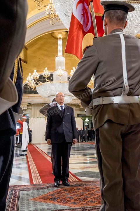 31 décembre 2014 : C'est aujourd'hui que Béji Caïd Essebsi devient officiellement le 1er président de la IIe République tunisienne, lors de la passation de pouvoirs avec le président sortant Moncef Marzouki. Une cérémonie qui marque la fin de trois années de la troïka au pouvoir et scelle l'alternance pacifique au sommet de l'Etat. Le président sortant a ainsi accueilli Béji Caïd Essebsi au Palais de Carthage et l’a quitté, marquant la transition entre les deux chefs d’Etat.