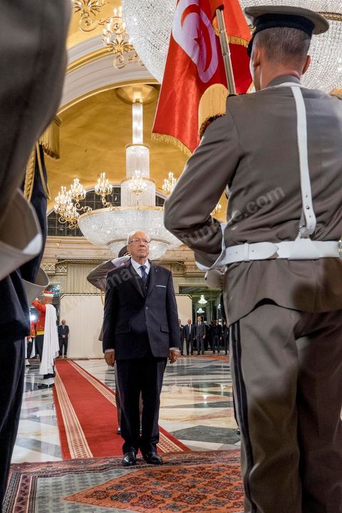 31 décembre 2014 : C'est aujourd'hui que Béji Caïd Essebsi devient officiellement le 1er président de la IIe République tunisienne, lors de la passation de pouvoirs avec le président sortant Moncef Marzouki. Une cérémonie qui marque la fin de trois années de la troïka au pouvoir et scelle l'alternance pacifique au sommet de l'Etat. Le président sortant a ainsi accueilli Béji Caïd Essebsi au Palais de Carthage et l’a quitté, marquant la transition entre les deux chefs d’Etat.