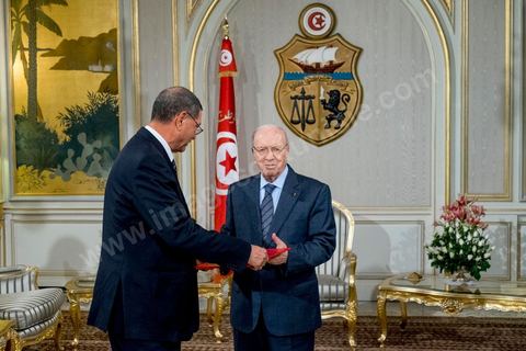 5 janvier 2015 : le Président de la République Béji Caïd Essebsi reçoit, au palais de Carthage, Habib Essid qu'il vient de nommer Premier Ministre qui est chargé de former le nouveau gouvernement. Nidaa Tounes a donc choisi Habib Essid, un « non-partisan », en dehors du parti, âgé de 66 ans, de Sousse,  qui a servi sous le régime de Ben Ali et a été nommé ministre de l’Intérieur par l’ex-président de la République intérimaire, Foued Mebazaa, en mars 2011, puis conseiller sécuritaire en janvier 2012 sous le gouvernement Jebali, d’Ennahdha. 