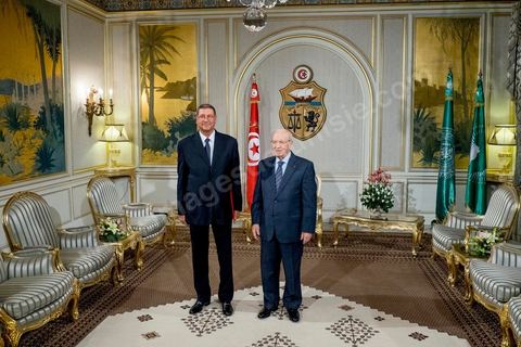 5 janvier 2015 : le Président de la République Béji Caïd Essebsi reçoit, au palais de Carthage, Habib Essid qu'il vient de nommer Premier Ministre qui est chargé de former le nouveau gouvernement. Nidaa Tounes a donc choisi Habib Essid, un « non-partisan », en dehors du parti, âgé de 66 ans, de Sousse,  qui a servi sous le régime de Ben Ali et a été nommé ministre de l’Intérieur par l’ex-président de la République intérimaire, Foued Mebazaa, en mars 2011, puis conseiller sécuritaire en janvier 2012 sous le gouvernement Jebali, d’Ennahdha. 