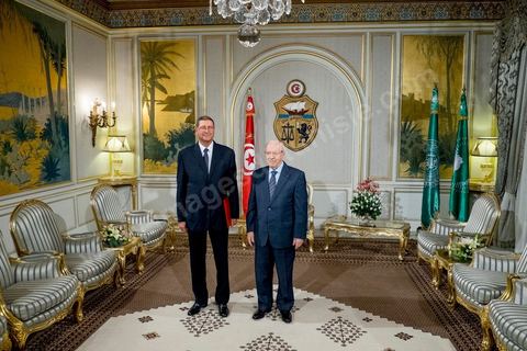 5 janvier 2015 : le Président de la République Béji Caïd Essebsi reçoit, au palais de Carthage, Habib Essid qu'il vient de nommer Premier Ministre qui est chargé de former le nouveau gouvernement. Nidaa Tounes a donc choisi Habib Essid, un « non-partisan », en dehors du parti, âgé de 66 ans, de Sousse,  qui a servi sous le régime de Ben Ali et a été nommé ministre de l’Intérieur par l’ex-président de la République intérimaire, Foued Mebazaa, en mars 2011, puis conseiller sécuritaire en janvier 2012 sous le gouvernement Jebali, d’Ennahdha. 