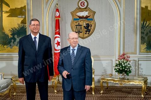 5 janvier 2015 : le Président de la République Béji Caïd Essebsi reçoit, au palais de Carthage, Habib Essid qu'il vient de nommer Premier Ministre qui est chargé de former le nouveau gouvernement. Nidaa Tounes a donc choisi Habib Essid, un « non-partisan », en dehors du parti, âgé de 66 ans, de Sousse,  qui a servi sous le régime de Ben Ali et a été nommé ministre de l’Intérieur par l’ex-président de la République intérimaire, Foued Mebazaa, en mars 2011, puis conseiller sécuritaire en janvier 2012 sous le gouvernement Jebali, d’Ennahdha. 