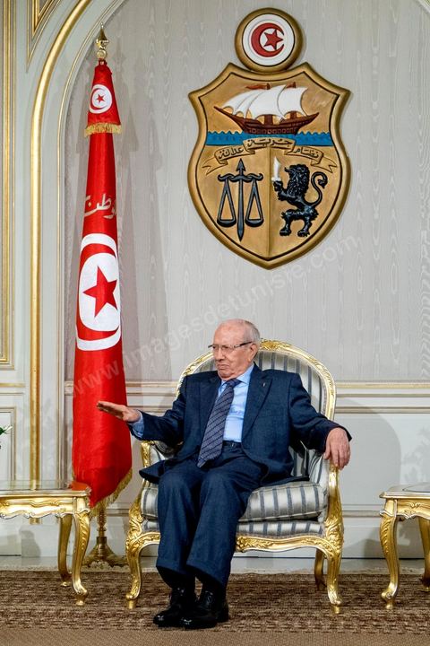 5 janvier 2015 : le Président de la République Béji Caïd Essebsi reçoit, au palais de Carthage, Habib Essid qu'il vient de nommer Premier Ministre qui est chargé de former le nouveau gouvernement. Nidaa Tounes a donc choisi Habib Essid, un « non-partisan », en dehors du parti, âgé de 66 ans, de Sousse,  qui a servi sous le régime de Ben Ali et a été nommé ministre de l’Intérieur par l’ex-président de la République intérimaire, Foued Mebazaa, en mars 2011, puis conseiller sécuritaire en janvier 2012 sous le gouvernement Jebali, d’Ennahdha. 