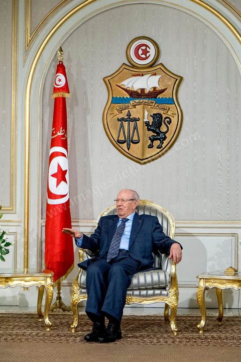 5 janvier 2015 : le Président de la République Béji Caïd Essebsi reçoit, au palais de Carthage, Habib Essid qu'il vient de nommer Premier Ministre qui est chargé de former le nouveau gouvernement. Nidaa Tounes a donc choisi Habib Essid, un « non-partisan », en dehors du parti, âgé de 66 ans, de Sousse,  qui a servi sous le régime de Ben Ali et a été nommé ministre de l’Intérieur par l’ex-président de la République intérimaire, Foued Mebazaa, en mars 2011, puis conseiller sécuritaire en janvier 2012 sous le gouvernement Jebali, d’Ennahdha. 