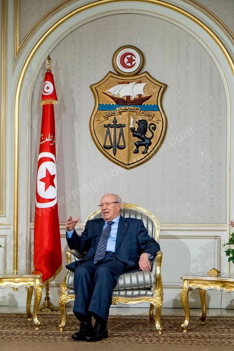5 janvier 2015 : le Président de la République Béji Caïd Essebsi reçoit, au palais de Carthage, Habib Essid qu'il vient de nommer Premier Ministre qui est chargé de former le nouveau gouvernement. Nidaa Tounes a donc choisi Habib Essid, un « non-partisan », en dehors du parti, âgé de 66 ans, de Sousse,  qui a servi sous le régime de Ben Ali et a été nommé ministre de l’Intérieur par l’ex-président de la République intérimaire, Foued Mebazaa, en mars 2011, puis conseiller sécuritaire en janvier 2012 sous le gouvernement Jebali, d’Ennahdha. 
