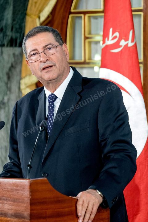 5 janvier 2015 : le Président de la République Béji Caïd Essebsi reçoit, au palais de Carthage, Habib Essid qu'il vient de nommer Premier Ministre qui est chargé de former le nouveau gouvernement. Nidaa Tounes a donc choisi Habib Essid, un « non-partisan », en dehors du parti, âgé de 66 ans, de Sousse,  qui a servi sous le régime de Ben Ali et a été nommé ministre de l’Intérieur par l’ex-président de la République intérimaire, Foued Mebazaa, en mars 2011, puis conseiller sécuritaire en janvier 2012 sous le gouvernement Jebali, d’Ennahdha. 