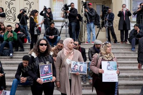9 janvier 2015 : Environ 300 personnes ont manifesté vendredi à Tunis pour les journalistes tunisiens Sofiène Chourabi et Nadhir Ktari, que la branche libyenne de l'organisation Etat islamique (EI) a affirmé avoir exécutés."Nous sommes tous Sofiène, nous sommes tous Nadhir", proclamaient des pancartes brandies par les manifestants, en majorité de jeunes journalistes dont beaucoup se refusaient à croire l'annonce en l'absence de confirmation officielle.Dans un communiqué publié jeudi sur des forums jihadistes, la branche libyenne de l'EI affirme avoir "appliqué la loi d'Allah" à leur encontre. La photo censée montrer l'exécution de l'un d'eux n'est pas nette: on peut y deviner un tir partant en direction d'une personne non identifiée qui semble être agenouillée."L'information n'a toujours pas été confirmée. Nous demandons aux autorités tunisiennes de faire leur devoir, au moins en dévoilant la vérité", a lancé le président du Syndicat national des journalistes tunisiens (SNJT), Néji Bghouri.