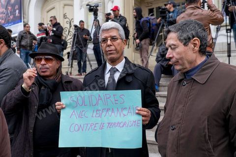9 janvier 2015 : Hommages et soutiens aux actes terrosristes à Paris et au journal Charlie Hebdo. Environ 300 personnes ont manifesté vendredi à Tunis pour les journalistes tunisiens Sofiène Chourabi et Nadhir Ktari, que la branche libyenne de l'organisation Etat islamique (EI) a affirmé avoir exécutés."Nous sommes tous Sofiène, nous sommes tous Nadhir", proclamaient des pancartes brandies par les manifestants, en majorité de jeunes journalistes dont beaucoup se refusaient à croire l'annonce en l'absence de confirmation officielle.Dans un communiqué publié jeudi sur des forums jihadistes, la branche libyenne de l'EI affirme avoir "appliqué la loi d'Allah" à leur encontre. La photo censée montrer l'exécution de l'un d'eux n'est pas nette: on peut y deviner un tir partant en direction d'une personne non identifiée qui semble être agenouillée."L'information n'a toujours pas été confirmée. Nous demandons aux autorités tunisiennes de faire leur devoir, au moins en dévoilant la vérité", a lancé le président du Syndicat national des journalistes tunisiens (SNJT), Néji Bghouri.