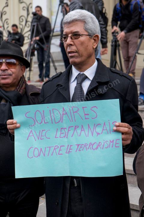 9 janvier 2015 : Hommages et soutiens aux actes terrosristes à Paris et au journal Charlie Hebdo. Environ 300 personnes ont manifesté vendredi à Tunis pour les journalistes tunisiens Sofiène Chourabi et Nadhir Ktari, que la branche libyenne de l'organisation Etat islamique (EI) a affirmé avoir exécutés."Nous sommes tous Sofiène, nous sommes tous Nadhir", proclamaient des pancartes brandies par les manifestants, en majorité de jeunes journalistes dont beaucoup se refusaient à croire l'annonce en l'absence de confirmation officielle.Dans un communiqué publié jeudi sur des forums jihadistes, la branche libyenne de l'EI affirme avoir "appliqué la loi d'Allah" à leur encontre. La photo censée montrer l'exécution de l'un d'eux n'est pas nette: on peut y deviner un tir partant en direction d'une personne non identifiée qui semble être agenouillée."L'information n'a toujours pas été confirmée. Nous demandons aux autorités tunisiennes de faire leur devoir, au moins en dévoilant la vérité", a lancé le président du Syndicat national des journalistes tunisiens (SNJT), Néji Bghouri.