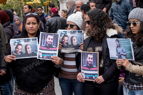 9 janvier 2015 : Environ 300 personnes ont manifesté vendredi à Tunis pour les journalistes tunisiens Sofiène Chourabi et Nadhir Ktari, que la branche libyenne de l'organisation Etat islamique (EI) a affirmé avoir exécutés."Nous sommes tous Sofiène, nous sommes tous Nadhir", proclamaient des pancartes brandies par les manifestants, en majorité de jeunes journalistes dont beaucoup se refusaient à croire l'annonce en l'absence de confirmation officielle.Dans un communiqué publié jeudi sur des forums jihadistes, la branche libyenne de l'EI affirme avoir "appliqué la loi d'Allah" à leur encontre. La photo censée montrer l'exécution de l'un d'eux n'est pas nette: on peut y deviner un tir partant en direction d'une personne non identifiée qui semble être agenouillée."L'information n'a toujours pas été confirmée. Nous demandons aux autorités tunisiennes de faire leur devoir, au moins en dévoilant la vérité", a lancé le président du Syndicat national des journalistes tunisiens (SNJT), Néji Bghouri.