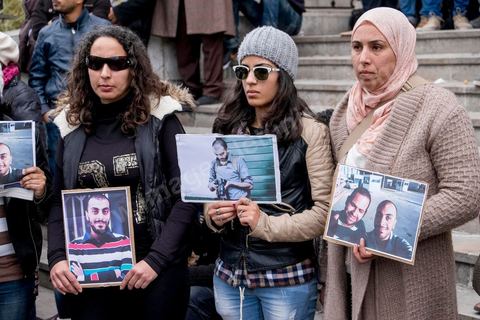 9 janvier 2015 : Environ 300 personnes ont manifesté vendredi à Tunis pour les journalistes tunisiens Sofiène Chourabi et Nadhir Ktari, que la branche libyenne de l'organisation Etat islamique (EI) a affirmé avoir exécutés."Nous sommes tous Sofiène, nous sommes tous Nadhir", proclamaient des pancartes brandies par les manifestants, en majorité de jeunes journalistes dont beaucoup se refusaient à croire l'annonce en l'absence de confirmation officielle.Dans un communiqué publié jeudi sur des forums jihadistes, la branche libyenne de l'EI affirme avoir "appliqué la loi d'Allah" à leur encontre. La photo censée montrer l'exécution de l'un d'eux n'est pas nette: on peut y deviner un tir partant en direction d'une personne non identifiée qui semble être agenouillée."L'information n'a toujours pas été confirmée. Nous demandons aux autorités tunisiennes de faire leur devoir, au moins en dévoilant la vérité", a lancé le président du Syndicat national des journalistes tunisiens (SNJT), Néji Bghouri.