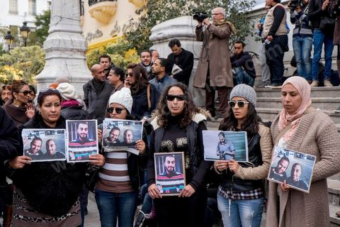 9 janvier 2015 : Environ 300 personnes ont manifesté vendredi à Tunis pour les journalistes tunisiens Sofiène Chourabi et Nadhir Ktari, que la branche libyenne de l'organisation Etat islamique (EI) a affirmé avoir exécutés."Nous sommes tous Sofiène, nous sommes tous Nadhir", proclamaient des pancartes brandies par les manifestants, en majorité de jeunes journalistes dont beaucoup se refusaient à croire l'annonce en l'absence de confirmation officielle.Dans un communiqué publié jeudi sur des forums jihadistes, la branche libyenne de l'EI affirme avoir "appliqué la loi d'Allah" à leur encontre. La photo censée montrer l'exécution de l'un d'eux n'est pas nette: on peut y deviner un tir partant en direction d'une personne non identifiée qui semble être agenouillée."L'information n'a toujours pas été confirmée. Nous demandons aux autorités tunisiennes de faire leur devoir, au moins en dévoilant la vérité", a lancé le président du Syndicat national des journalistes tunisiens (SNJT), Néji Bghouri.