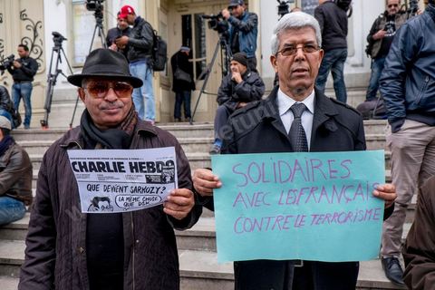 9 janvier 2015 : Hommages et soutiens aux actes terrosristes à Paris et au journal Charlie Hebdo. Environ 300 personnes ont manifesté vendredi à Tunis pour les journalistes tunisiens Sofiène Chourabi et Nadhir Ktari, que la branche libyenne de l'organisation Etat islamique (EI) a affirmé avoir exécutés."Nous sommes tous Sofiène, nous sommes tous Nadhir", proclamaient des pancartes brandies par les manifestants, en majorité de jeunes journalistes dont beaucoup se refusaient à croire l'annonce en l'absence de confirmation officielle.Dans un communiqué publié jeudi sur des forums jihadistes, la branche libyenne de l'EI affirme avoir "appliqué la loi d'Allah" à leur encontre. La photo censée montrer l'exécution de l'un d'eux n'est pas nette: on peut y deviner un tir partant en direction d'une personne non identifiée qui semble être agenouillée."L'information n'a toujours pas été confirmée. Nous demandons aux autorités tunisiennes de faire leur devoir, au moins en dévoilant la vérité", a lancé le président du Syndicat national des journalistes tunisiens (SNJT), Néji Bghouri.