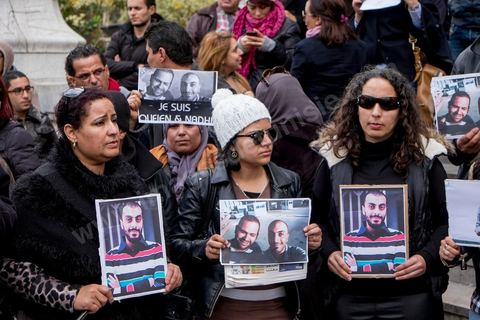 9 janvier 2015 : Environ 300 personnes ont manifesté vendredi à Tunis pour les journalistes tunisiens Sofiène Chourabi et Nadhir Ktari, que la branche libyenne de l'organisation Etat islamique (EI) a affirmé avoir exécutés."Nous sommes tous Sofiène, nous sommes tous Nadhir", proclamaient des pancartes brandies par les manifestants, en majorité de jeunes journalistes dont beaucoup se refusaient à croire l'annonce en l'absence de confirmation officielle.Dans un communiqué publié jeudi sur des forums jihadistes, la branche libyenne de l'EI affirme avoir "appliqué la loi d'Allah" à leur encontre. La photo censée montrer l'exécution de l'un d'eux n'est pas nette: on peut y deviner un tir partant en direction d'une personne non identifiée qui semble être agenouillée."L'information n'a toujours pas été confirmée. Nous demandons aux autorités tunisiennes de faire leur devoir, au moins en dévoilant la vérité", a lancé le président du Syndicat national des journalistes tunisiens (SNJT), Néji Bghouri.