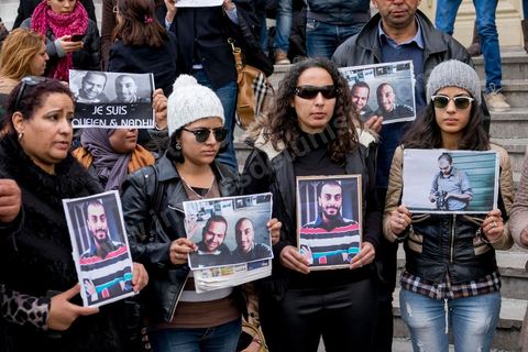 9 janvier 2015 : Environ 300 personnes ont manifesté vendredi à Tunis pour les journalistes tunisiens Sofiène Chourabi et Nadhir Ktari, que la branche libyenne de l'organisation Etat islamique (EI) a affirmé avoir exécutés."Nous sommes tous Sofiène, nous sommes tous Nadhir", proclamaient des pancartes brandies par les manifestants, en majorité de jeunes journalistes dont beaucoup se refusaient à croire l'annonce en l'absence de confirmation officielle.Dans un communiqué publié jeudi sur des forums jihadistes, la branche libyenne de l'EI affirme avoir "appliqué la loi d'Allah" à leur encontre. La photo censée montrer l'exécution de l'un d'eux n'est pas nette: on peut y deviner un tir partant en direction d'une personne non identifiée qui semble être agenouillée."L'information n'a toujours pas été confirmée. Nous demandons aux autorités tunisiennes de faire leur devoir, au moins en dévoilant la vérité", a lancé le président du Syndicat national des journalistes tunisiens (SNJT), Néji Bghouri.