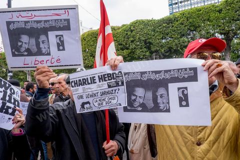 9 janvier 2015 : Hommages et soutiens aux actes terrosristes à Paris et au journal Charlie Hebdo. Environ 300 personnes ont manifesté vendredi à Tunis pour les journalistes tunisiens Sofiène Chourabi et Nadhir Ktari, que la branche libyenne de l'organisation Etat islamique (EI) a affirmé avoir exécutés."Nous sommes tous Sofiène, nous sommes tous Nadhir", proclamaient des pancartes brandies par les manifestants, en majorité de jeunes journalistes dont beaucoup se refusaient à croire l'annonce en l'absence de confirmation officielle.Dans un communiqué publié jeudi sur des forums jihadistes, la branche libyenne de l'EI affirme avoir "appliqué la loi d'Allah" à leur encontre. La photo censée montrer l'exécution de l'un d'eux n'est pas nette: on peut y deviner un tir partant en direction d'une personne non identifiée qui semble être agenouillée."L'information n'a toujours pas été confirmée. Nous demandons aux autorités tunisiennes de faire leur devoir, au moins en dévoilant la vérité", a lancé le président du Syndicat national des journalistes tunisiens (SNJT), Néji Bghouri.