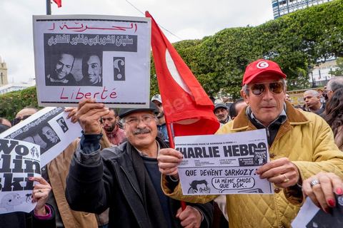 9 janvier 2015 : Hommages et soutiens aux actes terrosristes à Paris et au journal Charlie Hebdo. Environ 300 personnes ont manifesté vendredi à Tunis pour les journalistes tunisiens Sofiène Chourabi et Nadhir Ktari, que la branche libyenne de l'organisation Etat islamique (EI) a affirmé avoir exécutés."Nous sommes tous Sofiène, nous sommes tous Nadhir", proclamaient des pancartes brandies par les manifestants, en majorité de jeunes journalistes dont beaucoup se refusaient à croire l'annonce en l'absence de confirmation officielle.Dans un communiqué publié jeudi sur des forums jihadistes, la branche libyenne de l'EI affirme avoir "appliqué la loi d'Allah" à leur encontre. La photo censée montrer l'exécution de l'un d'eux n'est pas nette: on peut y deviner un tir partant en direction d'une personne non identifiée qui semble être agenouillée."L'information n'a toujours pas été confirmée. Nous demandons aux autorités tunisiennes de faire leur devoir, au moins en dévoilant la vérité", a lancé le président du Syndicat national des journalistes tunisiens (SNJT), Néji Bghouri.