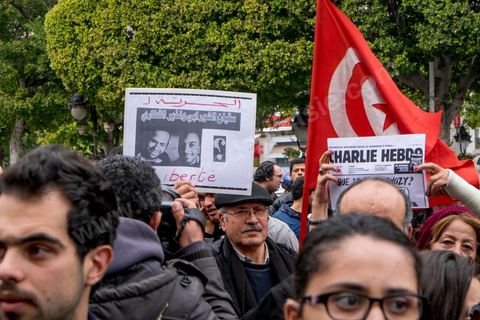 9 janvier 2015 : Hommages et soutiens aux actes terrosristes à Paris et au journal Charlie Hebdo. Environ 300 personnes ont manifesté vendredi à Tunis pour les journalistes tunisiens Sofiène Chourabi et Nadhir Ktari, que la branche libyenne de l'organisation Etat islamique (EI) a affirmé avoir exécutés."Nous sommes tous Sofiène, nous sommes tous Nadhir", proclamaient des pancartes brandies par les manifestants, en majorité de jeunes journalistes dont beaucoup se refusaient à croire l'annonce en l'absence de confirmation officielle.Dans un communiqué publié jeudi sur des forums jihadistes, la branche libyenne de l'EI affirme avoir "appliqué la loi d'Allah" à leur encontre. La photo censée montrer l'exécution de l'un d'eux n'est pas nette: on peut y deviner un tir partant en direction d'une personne non identifiée qui semble être agenouillée."L'information n'a toujours pas été confirmée. Nous demandons aux autorités tunisiennes de faire leur devoir, au moins en dévoilant la vérité", a lancé le président du Syndicat national des journalistes tunisiens (SNJT), Néji Bghouri.