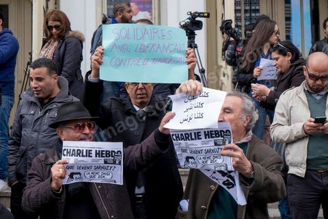 9 janvier 2015 : Environ 300 personnes ont manifesté vendredi à Tunis pour les journalistes tunisiens Sofiène Chourabi et Nadhir Ktari, que la branche libyenne de l'organisation Etat islamique (EI) a affirmé avoir exécutés."Nous sommes tous Sofiène, nous sommes tous Nadhir", proclamaient des pancartes brandies par les manifestants, en majorité de jeunes journalistes dont beaucoup se refusaient à croire l'annonce en l'absence de confirmation officielle.Dans un communiqué publié jeudi sur des forums jihadistes, la branche libyenne de l'EI affirme avoir "appliqué la loi d'Allah" à leur encontre. La photo censée montrer l'exécution de l'un d'eux n'est pas nette: on peut y deviner un tir partant en direction d'une personne non identifiée qui semble être agenouillée."L'information n'a toujours pas été confirmée. Nous demandons aux autorités tunisiennes de faire leur devoir, au moins en dévoilant la vérité", a lancé le président du Syndicat national des journalistes tunisiens (SNJT), Néji Bghouri.