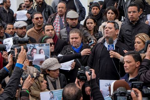 9 janvier 2015 : Environ 300 personnes ont manifesté vendredi à Tunis pour les journalistes tunisiens Sofiène Chourabi et Nadhir Ktari, que la branche libyenne de l'organisation Etat islamique (EI) a affirmé avoir exécutés."Nous sommes tous Sofiène, nous sommes tous Nadhir", proclamaient des pancartes brandies par les manifestants, en majorité de jeunes journalistes dont beaucoup se refusaient à croire l'annonce en l'absence de confirmation officielle.Dans un communiqué publié jeudi sur des forums jihadistes, la branche libyenne de l'EI affirme avoir "appliqué la loi d'Allah" à leur encontre. La photo censée montrer l'exécution de l'un d'eux n'est pas nette: on peut y deviner un tir partant en direction d'une personne non identifiée qui semble être agenouillée."L'information n'a toujours pas été confirmée. Nous demandons aux autorités tunisiennes de faire leur devoir, au moins en dévoilant la vérité", a lancé le président du Syndicat national des journalistes tunisiens (SNJT), Néji Bghouri.