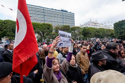 9 janvier 2015 : Hommages et soutiens aux actes terrosristes à Paris et au journal Charlie Hebdo. Environ 300 personnes ont manifesté vendredi à Tunis pour les journalistes tunisiens Sofiène Chourabi et Nadhir Ktari, que la branche libyenne de l'organisation Etat islamique (EI) a affirmé avoir exécutés."Nous sommes tous Sofiène, nous sommes tous Nadhir", proclamaient des pancartes brandies par les manifestants, en majorité de jeunes journalistes dont beaucoup se refusaient à croire l'annonce en l'absence de confirmation officielle.Dans un communiqué publié jeudi sur des forums jihadistes, la branche libyenne de l'EI affirme avoir "appliqué la loi d'Allah" à leur encontre. La photo censée montrer l'exécution de l'un d'eux n'est pas nette: on peut y deviner un tir partant en direction d'une personne non identifiée qui semble être agenouillée."L'information n'a toujours pas été confirmée. Nous demandons aux autorités tunisiennes de faire leur devoir, au moins en dévoilant la vérité", a lancé le président du Syndicat national des journalistes tunisiens (SNJT), Néji Bghouri.