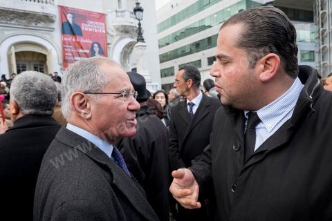 9 janvier 2015 : Environ 300 personnes ont manifesté vendredi à Tunis pour les journalistes tunisiens Sofiène Chourabi et Nadhir Ktari, que la branche libyenne de l'organisation Etat islamique (EI) a affirmé avoir exécutés."Nous sommes tous Sofiène, nous sommes tous Nadhir", proclamaient des pancartes brandies par les manifestants, en majorité de jeunes journalistes dont beaucoup se refusaient à croire l'annonce en l'absence de confirmation officielle.Dans un communiqué publié jeudi sur des forums jihadistes, la branche libyenne de l'EI affirme avoir "appliqué la loi d'Allah" à leur encontre. La photo censée montrer l'exécution de l'un d'eux n'est pas nette: on peut y deviner un tir partant en direction d'une personne non identifiée qui semble être agenouillée."L'information n'a toujours pas été confirmée. Nous demandons aux autorités tunisiennes de faire leur devoir, au moins en dévoilant la vérité", a lancé le président du Syndicat national des journalistes tunisiens (SNJT), Néji Bghouri.