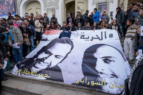 9 janvier 2015 : Environ 300 personnes ont manifesté vendredi à Tunis pour les journalistes tunisiens Sofiène Chourabi et Nadhir Ktari, que la branche libyenne de l'organisation Etat islamique (EI) a affirmé avoir exécutés."Nous sommes tous Sofiène, nous sommes tous Nadhir", proclamaient des pancartes brandies par les manifestants, en majorité de jeunes journalistes dont beaucoup se refusaient à croire l'annonce en l'absence de confirmation officielle.Dans un communiqué publié jeudi sur des forums jihadistes, la branche libyenne de l'EI affirme avoir "appliqué la loi d'Allah" à leur encontre. La photo censée montrer l'exécution de l'un d'eux n'est pas nette: on peut y deviner un tir partant en direction d'une personne non identifiée qui semble être agenouillée."L'information n'a toujours pas été confirmée. Nous demandons aux autorités tunisiennes de faire leur devoir, au moins en dévoilant la vérité", a lancé le président du Syndicat national des journalistes tunisiens (SNJT), Néji Bghouri.