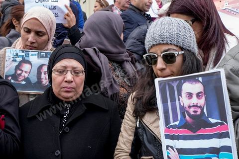 9 janvier 2015 : La famille de Sofiène Chourabi. Environ 300 personnes ont manifesté vendredi à Tunis pour les journalistes tunisiens Sofiène Chourabi et Nadhir Ktari, que la branche libyenne de l'organisation Etat islamique (EI) a affirmé avoir exécutés."Nous sommes tous Sofiène, nous sommes tous Nadhir", proclamaient des pancartes brandies par les manifestants, en majorité de jeunes journalistes dont beaucoup se refusaient à croire l'annonce en l'absence de confirmation officielle.Dans un communiqué publié jeudi sur des forums jihadistes, la branche libyenne de l'EI affirme avoir "appliqué la loi d'Allah" à leur encontre. La photo censée montrer l'exécution de l'un d'eux n'est pas nette: on peut y deviner un tir partant en direction d'une personne non identifiée qui semble être agenouillée."L'information n'a toujours pas été confirmée. Nous demandons aux autorités tunisiennes de faire leur devoir, au moins en dévoilant la vérité", a lancé le président du Syndicat national des journalistes tunisiens (SNJT), Néji Bghouri.